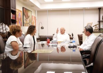 RECIBE GOBERNADOR VMCC A CLAVADISTA  ARANZA VÁZQUEZ