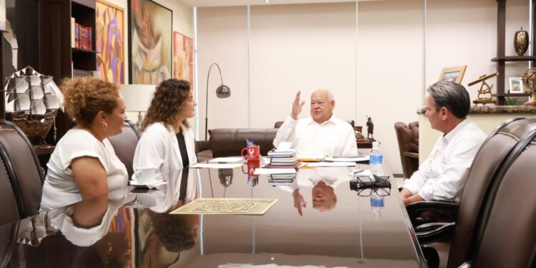 RECIBE GOBERNADOR VMCC A CLAVADISTA  ARANZA VÁZQUEZ