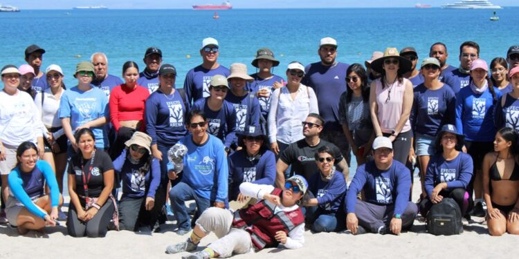 Realizan macro limpieza en la playa El Coromuel