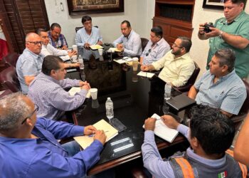 Reunión de representantes de la tienda Soriana y las autoridades municipales, incluyendo al presidente municipal Oscar Leggs Castro