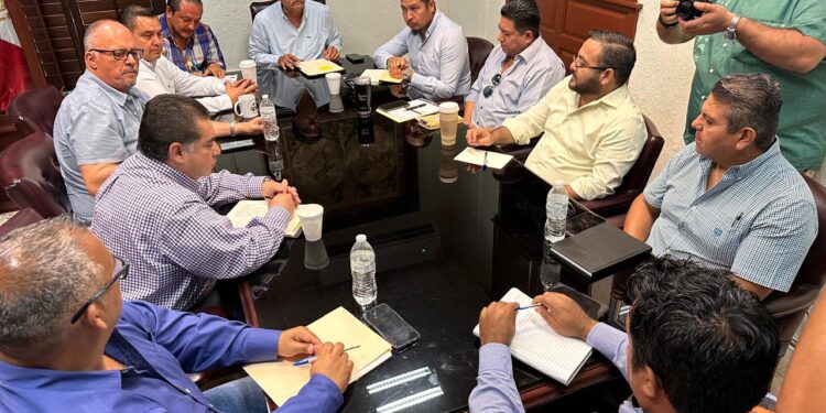 Reunión de representantes de la tienda Soriana y las autoridades municipales, incluyendo al presidente municipal Oscar Leggs Castro
