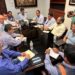 Reunión de representantes de la tienda Soriana y las autoridades municipales, incluyendo al presidente municipal Oscar Leggs Castro