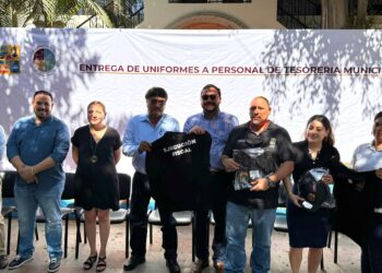 Oscar Leggs Castro hizo entrega de 105 uniformes completos a las y los inspectores