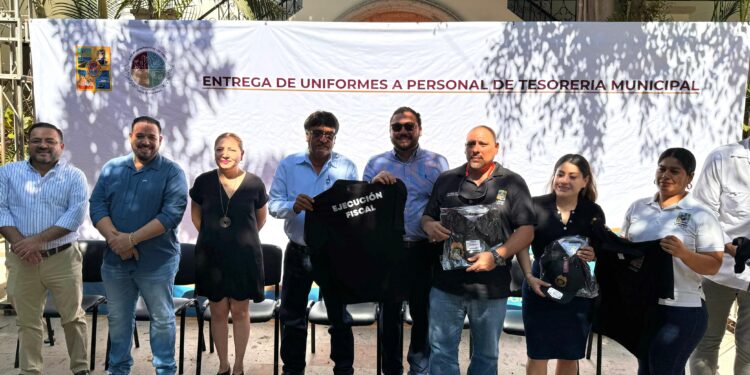 Oscar Leggs Castro hizo entrega de 105 uniformes completos a las y los inspectores