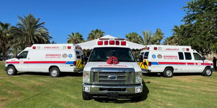 Entrega de ambulancias al Departamento de Bomberos de San José del Cabo.