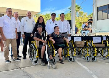 El Sistema Municipal para el Desarrollo Integral de la Familia (SMDIF) Los Cabos que preside Flora Aguilar de Leggs, recibió este lunes 08 de julio en Cabo San Lucas la donación de 30 sillas de ruedas