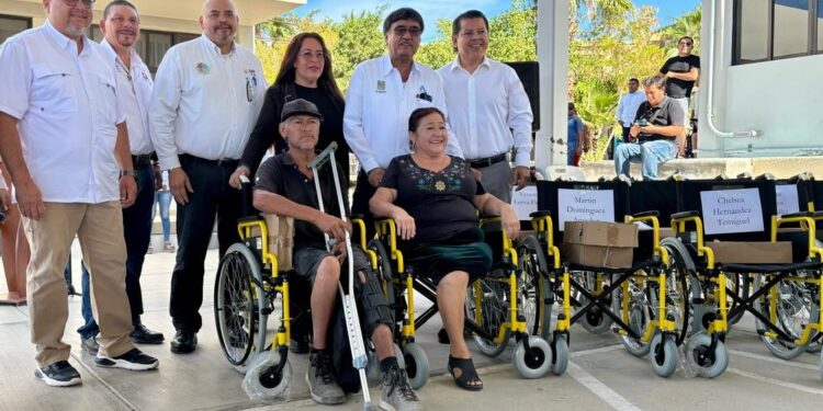 El Sistema Municipal para el Desarrollo Integral de la Familia (SMDIF) Los Cabos que preside Flora Aguilar de Leggs, recibió este lunes 08 de julio en Cabo San Lucas la donación de 30 sillas de ruedas