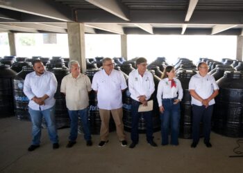 Hicieron la entrega de 150 tinacos a familias de Cabo San Lucas.