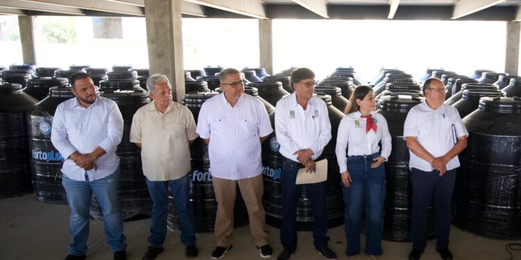 Hicieron la entrega de 150 tinacos a familias de Cabo San Lucas.
