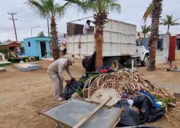 Continúan trabajando activamente en el mantenimiento y limpieza de todos los cementerios del municipio de Los Cabos.