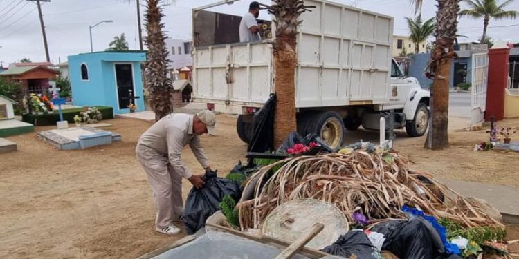 Continúan trabajando activamente en el mantenimiento y limpieza de todos los cementerios del municipio de Los Cabos.