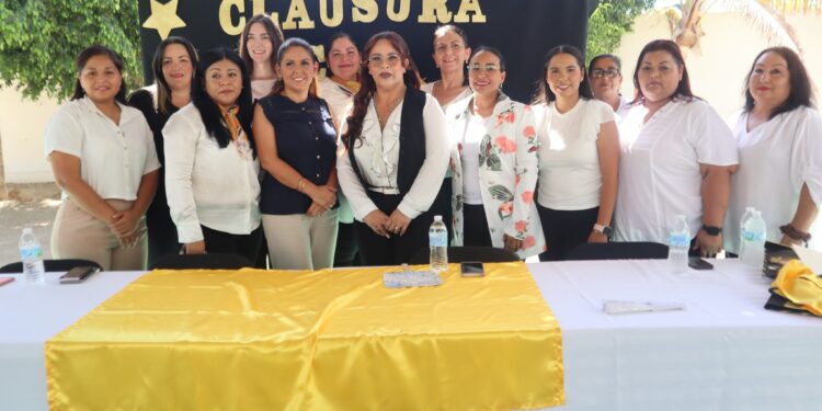 Flora Aguilar Murillo, encabezó la ceremonia de clausura 2023-2024 de los Centros de Atención Infantil Brisas del Pacífico, Palmas y Cangrejos, celebrada en Cabo San Lucas.