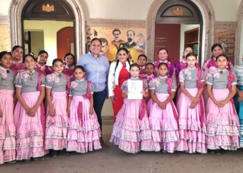 Se hizo entrega de boletos de avión de viaje redondo a 8 integrantes del equipo infantil cabeño de escaramuzas que representará al estado de Baja California Sur