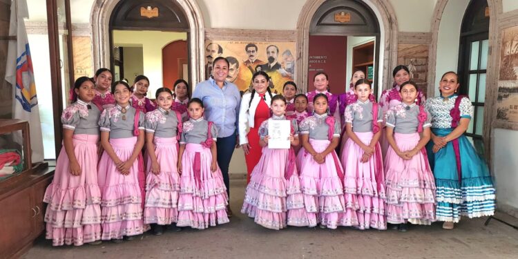 Se hizo entrega de boletos de avión de viaje redondo a 8 integrantes del equipo infantil cabeño de escaramuzas que representará al estado de Baja California Sur