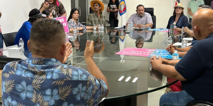 ATIENDE GOBIERNO DE BCS A MANIFESTANTES INCONFORMES SOBRE LEY A FAVOR DEL CAMBIO DE GÉNERO Y NOMBRE