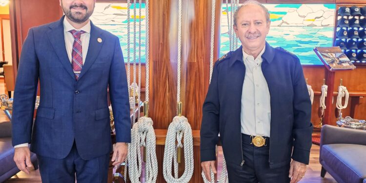 SE REUNE TITULAR DE API-BCS CON SECRETARIO DE MARINA