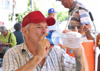 LLAMA SALUD A REFORZAR MEDIDAS PARA PREVENIR DESHIDRATACIÓN Y GOLPE DE CALOR