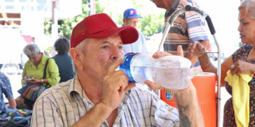 LLAMA SALUD A REFORZAR MEDIDAS PARA PREVENIR DESHIDRATACIÓN Y GOLPE DE CALOR