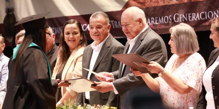 RECONOCE GOBERNADOR VMCC A EGRESADOS DE LA ESCUELA NORMAL. “LA CUARTA TRANSFORMACIÓN APUESTA POR LA EDUCACIÓN”