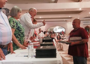 ENTREGA VMCC ESTÍMULOS A PERSONAL DE APOYO Y ASISTENCIA A LA EDUCACIÓN EN BCS