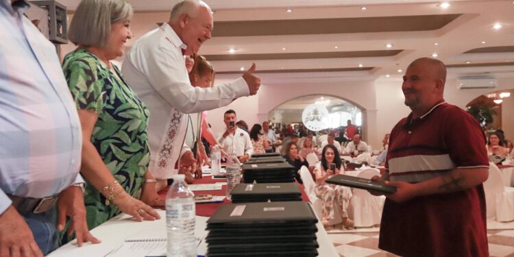 ENTREGA VMCC ESTÍMULOS A PERSONAL DE APOYO Y ASISTENCIA A LA EDUCACIÓN EN BCS