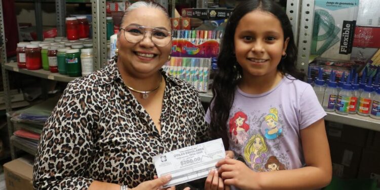 MÁS DE 132 MIL ALUMNOS RECIBIERON VALES PARA ÚTILES Y UNIFORMES ESCOLARES 