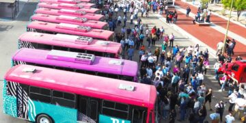 Alcaldesa da banderazo de arranque del nuevo Sistema Municipal de Transporte Urbano en La Paz