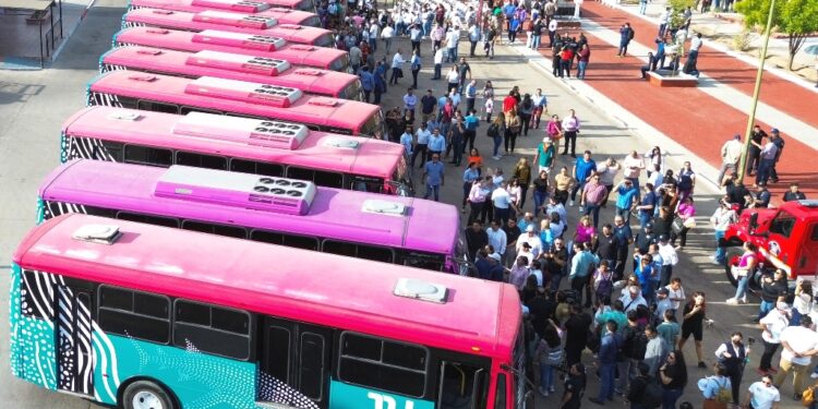 Alcaldesa da banderazo de arranque del nuevo Sistema Municipal de Transporte Urbano en La Paz