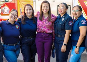 Entrega Alcaldesa uniformes a elementos del Heroico Cuerpo de Bomberos de La Paz