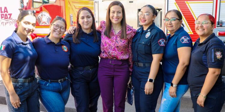Entrega Alcaldesa uniformes a elementos del Heroico Cuerpo de Bomberos de La Paz