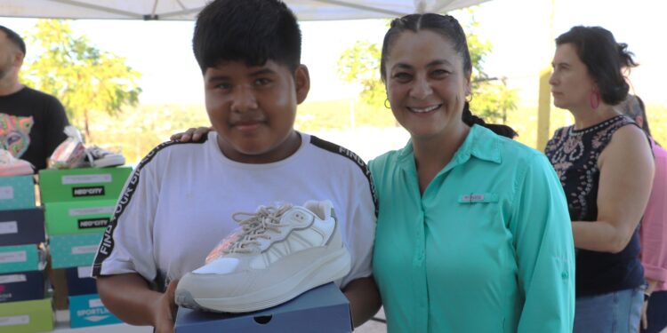 Entrega DIF La Paz 67 pares de calzado escolar en colonia Vista Hermosa
