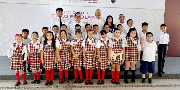 ENCABEZA GOBERNADOR VMCC INICIO DEL CICLO ESCOLAR 2024-2025 EN BCS