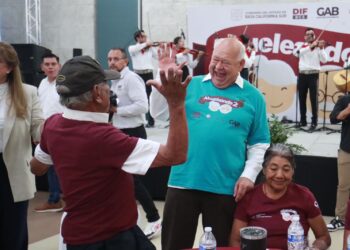 RECONOCE GOBERNADOR DE BCS A LAS Y LOS ABUELITOS EN SU DÍA 