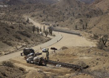 SUPERVISAN CONSTRUCCIÓN DE LA CARRETERA BAHÍA TORTUGAS – PUNTA EUGENIA