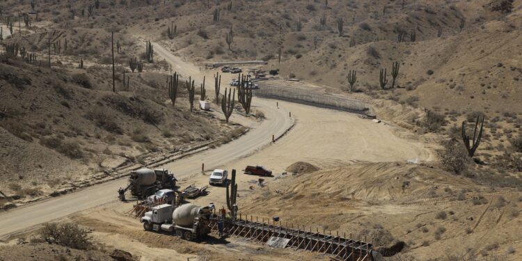 SUPERVISAN CONSTRUCCIÓN DE LA CARRETERA BAHÍA TORTUGAS – PUNTA EUGENIA