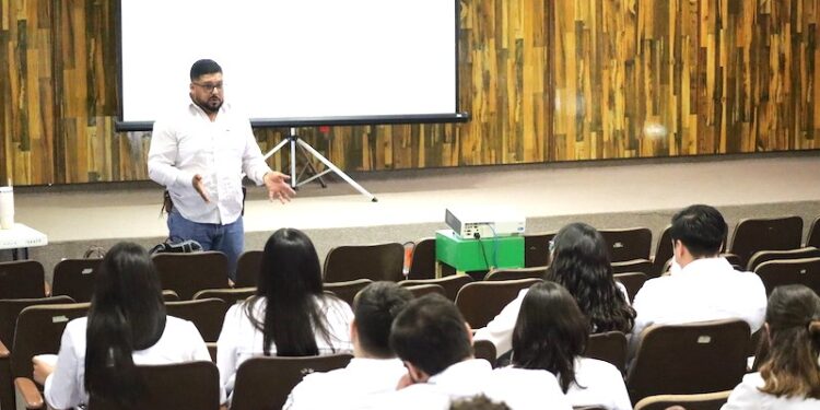 PREPARAN A 45 PASANTES DE MEDICINA QUE REALIZARÁN SERVICIO SOCIAL EN CENTROS DE SALUD DE BCS