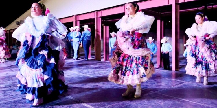 Presentan cuadros artísticos del Programa Impulso en la entrega del CDM “El Piojillo”