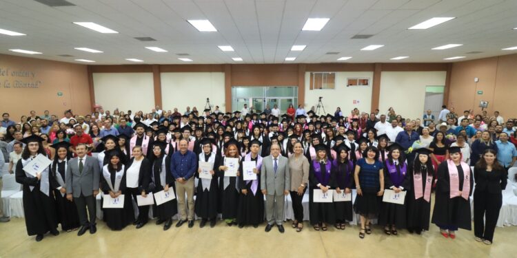 UABCS celebra la entrega de 418 documentos de egreso en nueva ceremonia de graduación