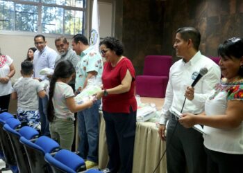 UABCS entrega paquetes escolares a niñas y niños tepejanos radicados en BCS como parte de una campaña social