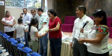 UABCS entrega paquetes escolares a niñas y niños tepejanos radicados en BCS como parte de una campaña social