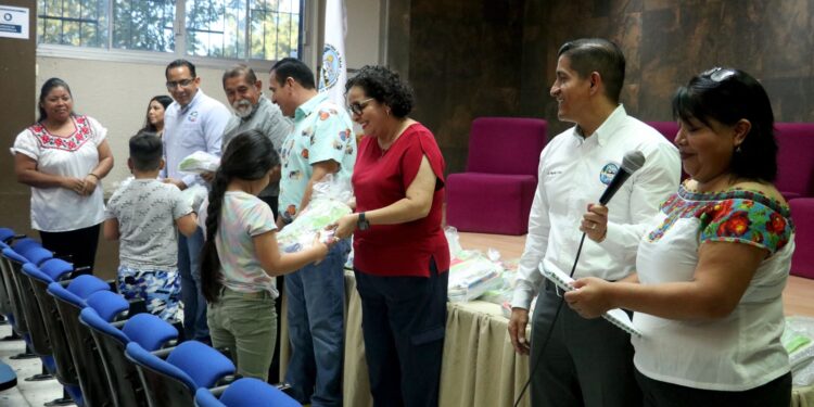 UABCS entrega paquetes escolares a niñas y niños tepejanos radicados en BCS como parte de una campaña social