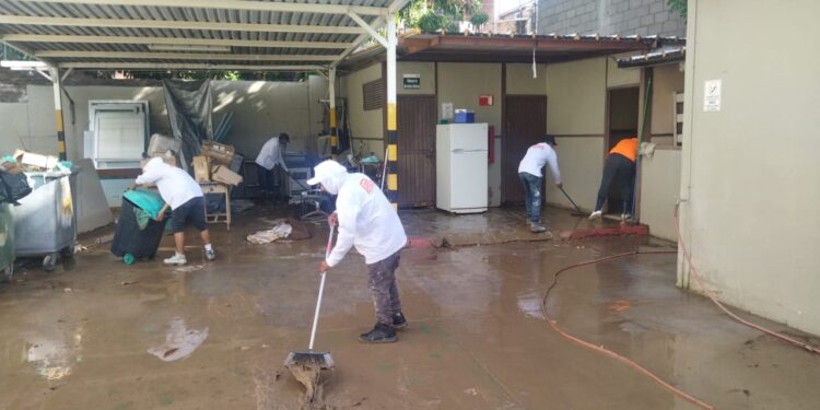 Realiza IMSS BCS trabajos de limpieza y desinfección tras el paso de la Tormenta Tropical Ileana.