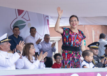 Asiste Milena Quiroga al Desfile Cívico-Militar por el 214 aniversario de la Independencia de México