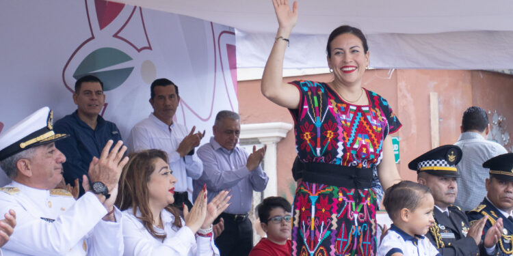 Asiste Milena Quiroga al Desfile Cívico-Militar por el 214 aniversario de la Independencia de México