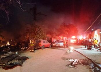 Atendió Cuerpo de Bomberos incendio de 3 viviendas en la colonia El Manglito
