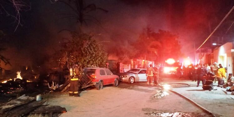 Atendió Cuerpo de Bomberos incendio de 3 viviendas en la colonia El Manglito