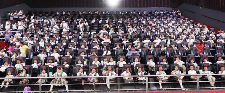 Brinda DIF La Paz función de cine gratis a 600 estudiantes de La Paz