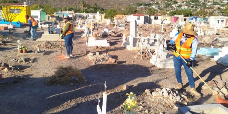 Cuadrillas de Servicios Públicos continúan con mantenimiento en panteón de Los San Juanes