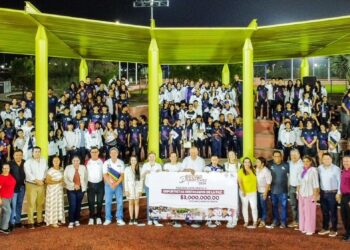 Entrega Alcaldesa Milena Quiroga 200 becas a deportistas destacados de La Paz