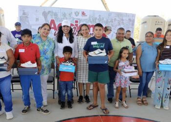 Entrega Alcaldesa de La Paz apoyos sociales a los habitantes de La Matanza